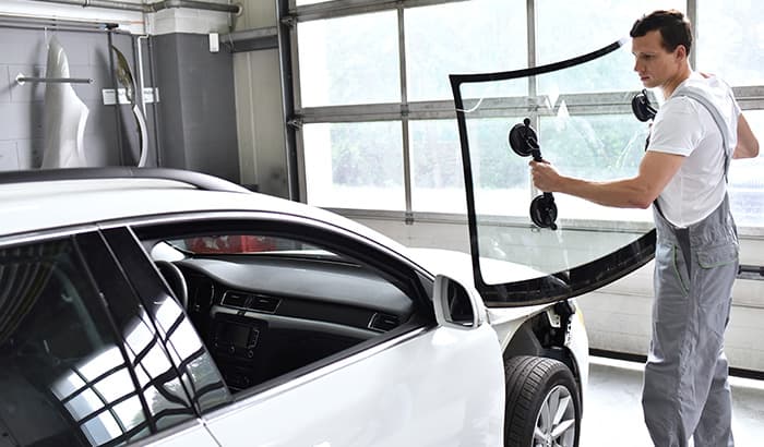 6 Things to Look For In a Mobile Windshield Replacement Company